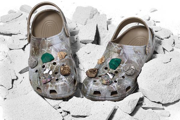 クロックス×クリストファー ケインのコラボシューズ - 定番のクロッグシューズに天然石を配して