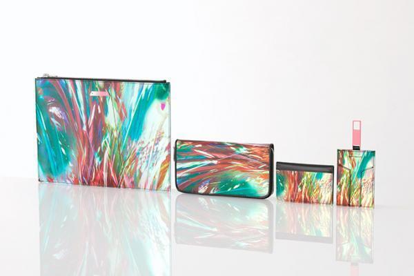 ユイマ ナカザトの限定ストアが阪急うめだ本店に、ホログラムフィルム素材のバッグやアクセサリーを発売