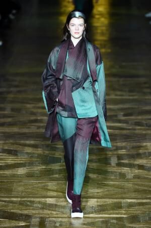 イッセイミヤケ 2017-18年秋冬コレクション - 揺らめくオーロラの光をファッションに落として