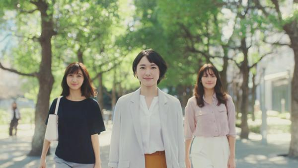 新垣結衣がユニクロの新CMに -「ドレープコレクション」で“ゆるりんポーズ”披露