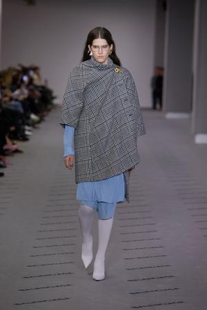 バレンシアガ 17年秋冬ウィメンズコレクション - 纏うことがファッションの楽しみ