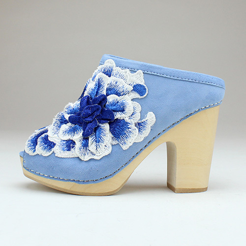 ジェフリーキャンベルの新作サボサンダル、鮮やかなブルーグラデーションのフラワー刺繍