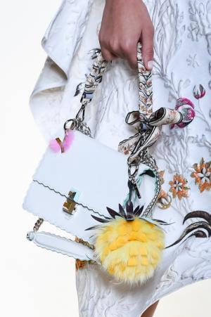 「フェンディ フルーツ」パインやラズベリーのような色とりどりの新作ファーチャーム