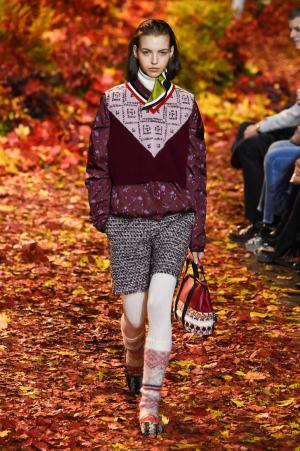 モンクレール ガム・ルージュ 2017年秋冬コレクション - 知的に楽しむ秋のトレッキング