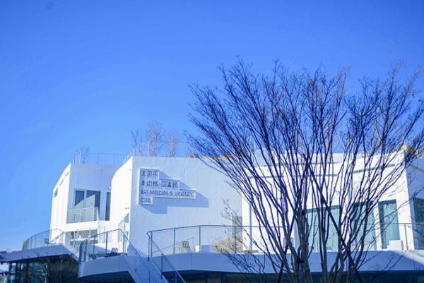 「太田市美術館・図書館」が群馬県太田市にオープン - 世界の現代アートの展示や、貴重なアートブック