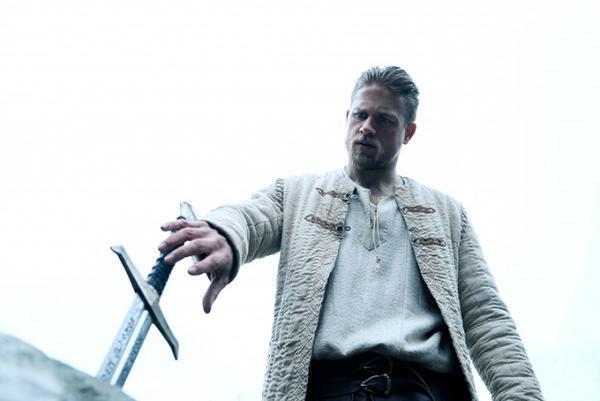 映画『キング・アーサー』ガイ・リッチー監督最新作、ジュード・ロウが悪役に