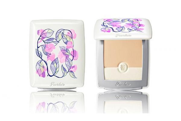 ゲランのファンデーション「ペルル ブラン」に‟花”モチーフの日本限定コンパクトが登場