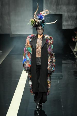 ヴィヴィアンノ スー 2017-18年秋冬、羽根を纏って得る真の自由と強さ - イイミサと合同ショー