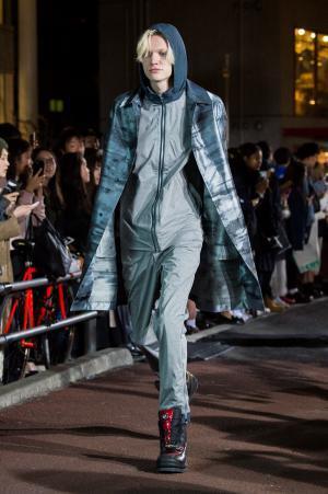 ディーベック 2017年秋冬コレクション、原宿・キャットストリートに舞い降りた“新アウトドアウェア”