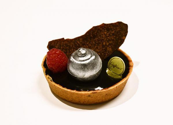 東京駅の待ち合わせスポット「銀の鈴」モチーフのスイーツや弁当約30種類を発売