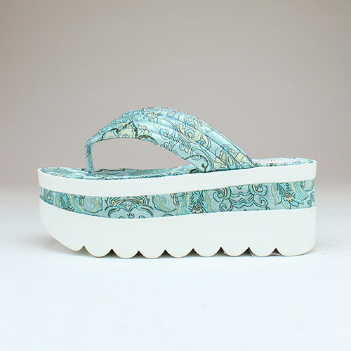 ジェフリーキャンベルの“下駄風”厚底サンダル 、ブルーとホワイトのボタニカル柄デザイン