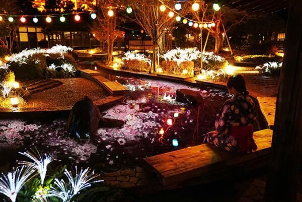 「夜桜fantasy」お台場・大江戸温泉物語×プロジェクションマッピング、桜が映し出された足湯で花見