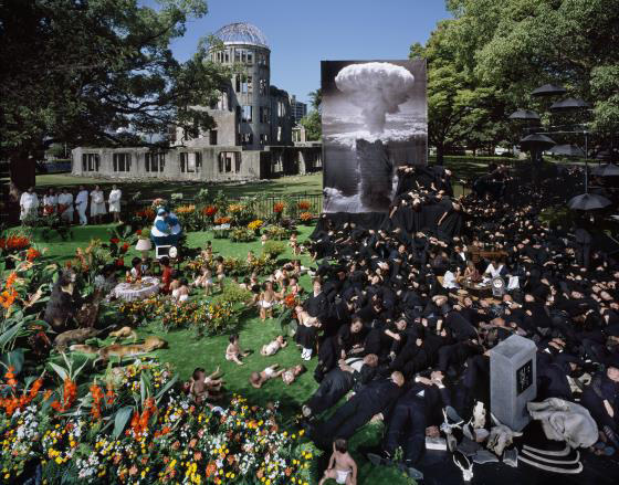 東京初の野外型国際フォトフェスティバルが上野エリアで、噴水に水鏡の写真を浮かべるユニークな展示など