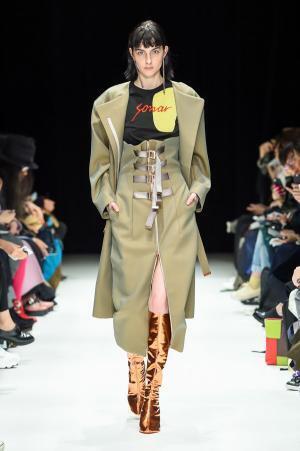 ヨウヘイ オオノ 2017年秋冬コレクション - 無機質な製品の輝きと透け感を、生きた洋服へと