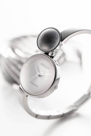 「シチズン エル」から新作ウオッチ、柔らかく光る朧月や湧き水が溢れだすオアシスをモチーフに