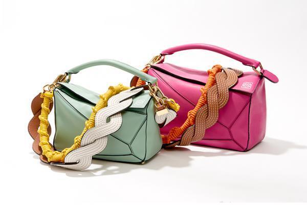 ロエベのアイコン「パズル バッグ」に合わせる新作レザーストラップが登場