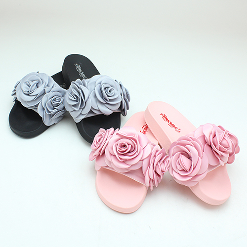 ジェフリーキャンベルから、大ぶりのバラが咲く新作フラットサンダル