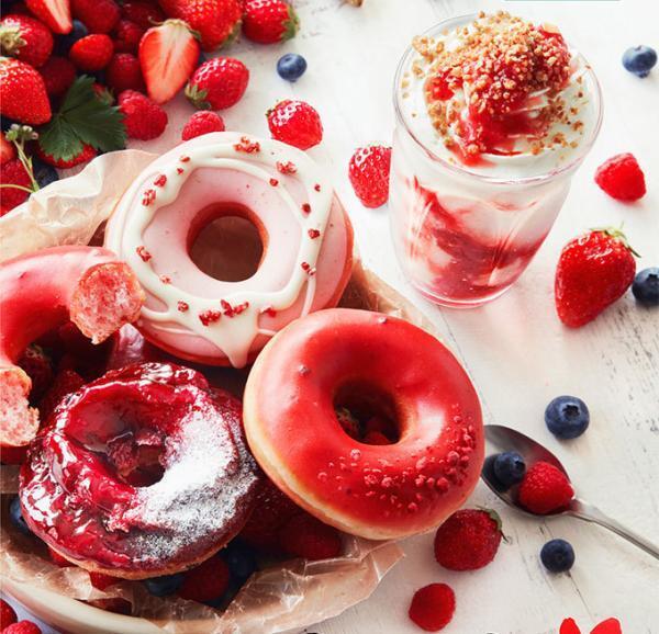 クリスピー・クリーム、3種のベリーを使用したドーナツ＆レアチーズ風フローズンドリンク
