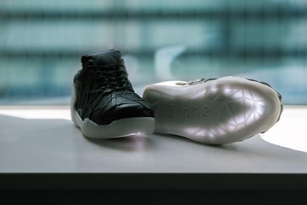 アンリアレイジ、足の動きを光や音に変えるシューズ「オルフェ(Orphe)」とコラボ