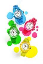 アイスウォッチの復刻モデル「アイスネオン」鮮やかなカラーとスケルトン素材のポップな腕時計