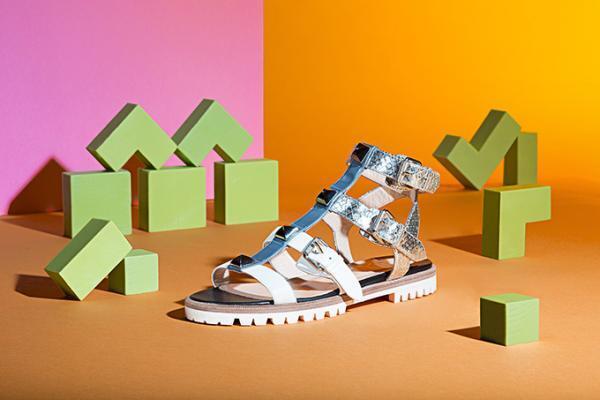クリスチャン ルブタンから新作ラグソールサンダル - ビーチ沿いをゆったりと歩くような爽やかな一足