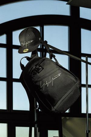 ヨウジヤマモト×ニューエラのコラボキャップやバックパック - 黒とグレーのロゴ刺繍でネームタグを表現