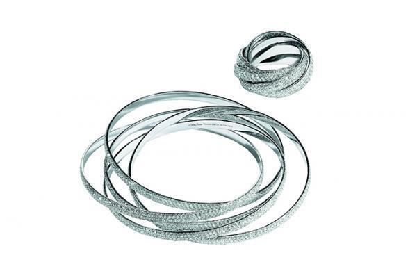 ティファニーの新作ジュエリー「パロマ メロディ」ダイヤモンド×メタルの5連バングル＆リング