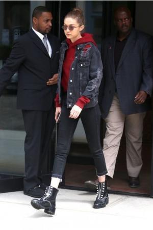 ジジ・ハディッド、3.1 フィリップ リムのブーツ「ヘイエット」着用 - シューホールにパール付き