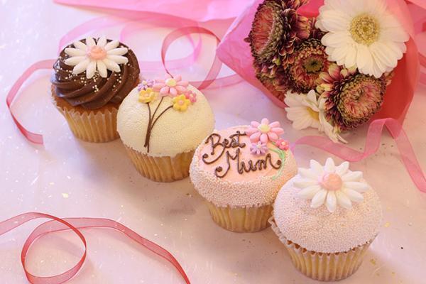 ローラズ・カップケーキ東京の母の日限定カップケーキ - マーガレットを飾った甘い贈り物