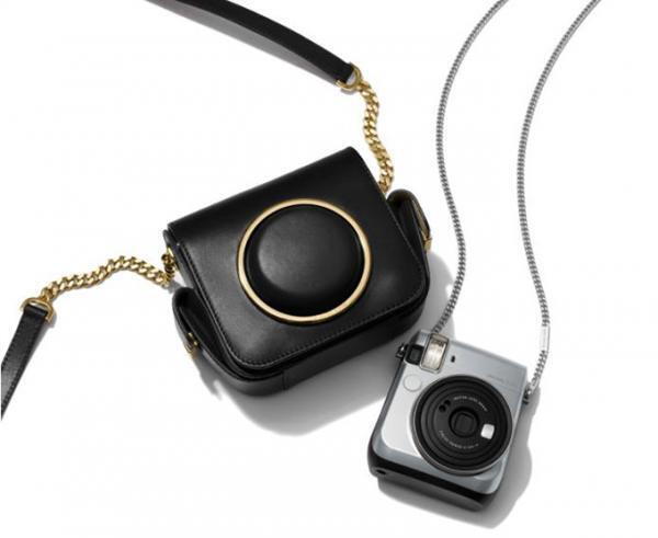 マイケル・コースのインスタント・フィルム・カメラ「instax mini 70」新色シルバーが登場