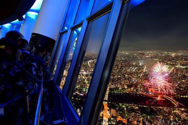 東京スカイツリーの展望台から隅田川花火大会を鑑賞 - 約900名限定で1日限りの特別営業