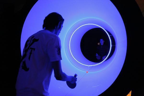 「低音卓球」渋谷に期間限定オープン、ソニーの重低音に包まれながら“三次元ピンポン”を楽しむ