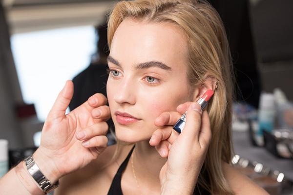 ディオールのメイク技 - リップを頬に、ファンデを首まで…ショー舞台裏で生まれるプロのテクニック