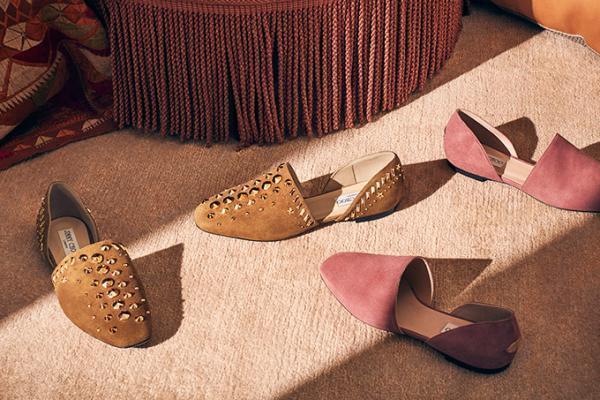 ジミー チュウの新作スリッパシューズ「グローブフラット」スタッズ＆スタークリスタルをあしらって