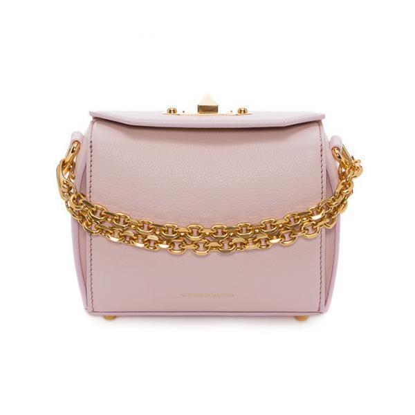 アレキサンダー・マックイーンの「ボックスバッグ」から青山店限定のペールピンク、シリアルナンバーを刻印