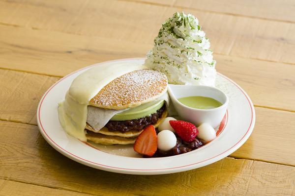 エッグスンシングス、京都四条店限定の「宇治抹茶アイスパンケーキ」仕上げに柚子クリーム＆抹茶ソース