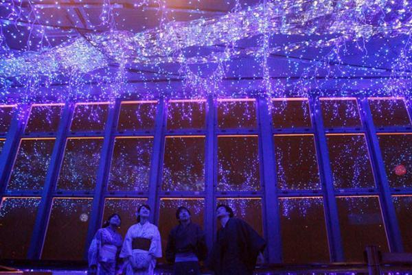 東京タワーの夏イベント「天の川イルミネーション」大展望台が星流れるロマンチックな空間に