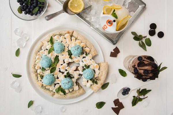 マックス ブレナーの夏ピザ「チョコミントアイスピザ」ミントをトッピング