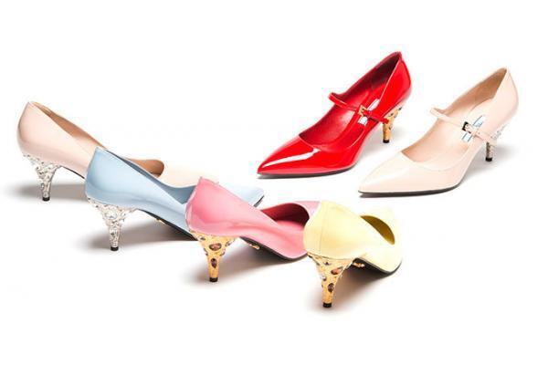 プラダの期間限定ストアが伊勢丹新宿店＆阪急うめだ本店に - ファーやビジューを散りばめた新作シューズ