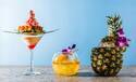 東京マリオットホテルの「ハワイアン カクテル」パイナップルを丸ごと容器に、ハワイの火山着想の一品も