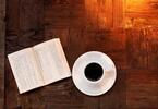 ドトールコーヒーの新業態「本と珈琲 梟書茶房」”シークレットブック”が並ぶカフェ＆ブックが池袋に