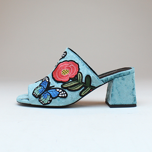 ジェフリーキャンベルから、大振りのワッペンをあしらった新作ミュール