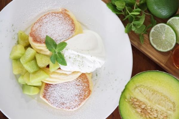 幸せのパンケーキ、完熟メロンがゴロゴロ「茨城メロンパンケーキ ライムの香り」を関西限定発売