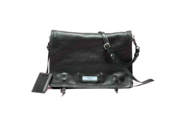 プラダの新作バッグ「プラダ エティケット」控えめで上品な新しいラベルロゴ