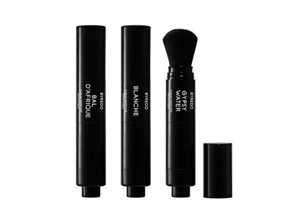 バレード”歌舞伎”から着想を得た新フレグランス「カブキ」ブラシで肌をなでるとふわりと香る