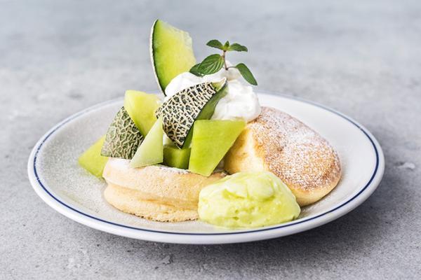 スフレパンケーキ専門店「フリッパーズ」からメロン＆マンゴーの限定パンケーキ-芳醇な香りと濃厚な味わい