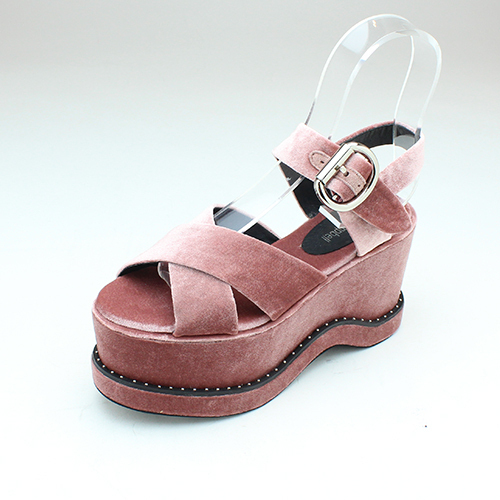 ジェフリーキャンベルの新作厚底サンダル、くすみピンク＆ブラックのベルベット素材