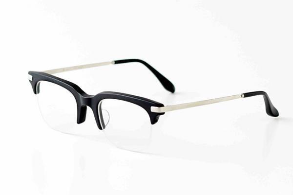 「アヤメ」×「ワーク ノット ワーク」のアイウェア、分厚めのブロータイプで知的かつシティライクに