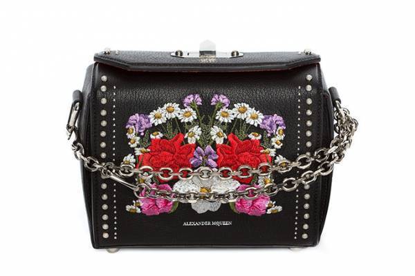 アレキサンダー・マックイーン期間限定ストアが伊勢丹新宿店に、限定バッグを含む新作レザーグッズを展開