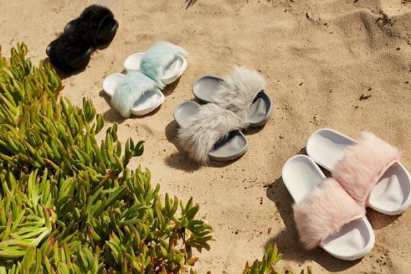 UGG”カラーファー付き”新作サンダル「ロイヤル」フラットソールで履き心地抜群